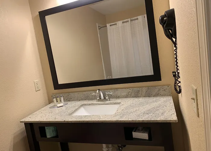 Days Inn & Suites By Wyndham Florence/Jackson Area